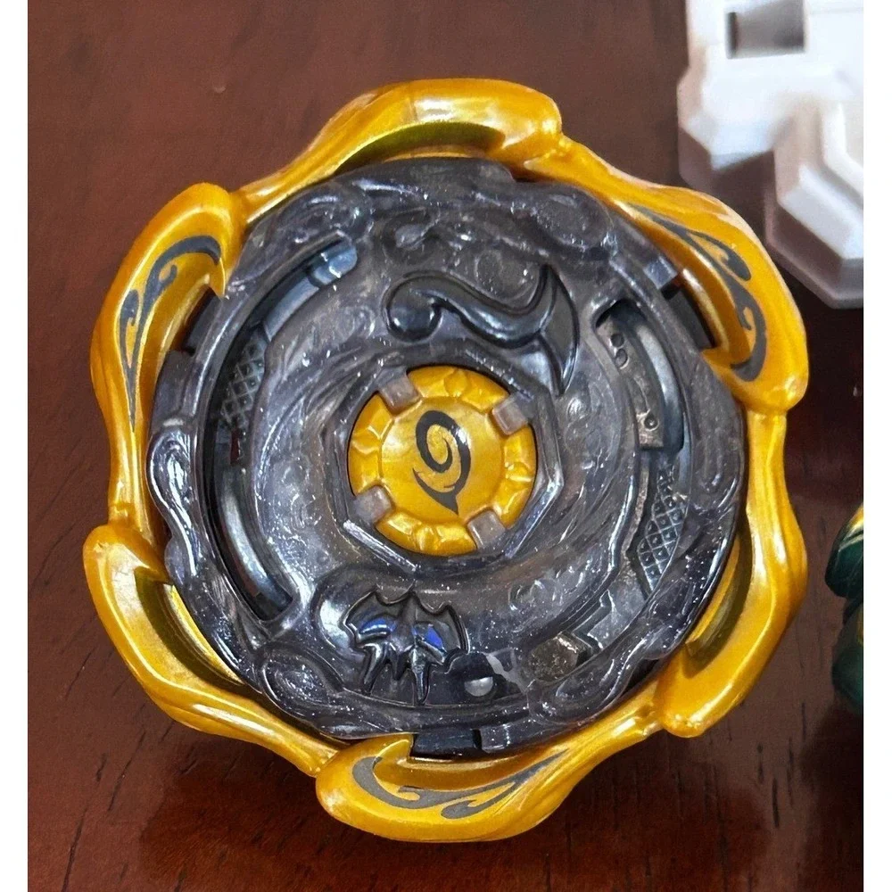 Beyblade Burst Lot of 3 Tops and 1 White‎ Launcher Red Green Gold Battle Set